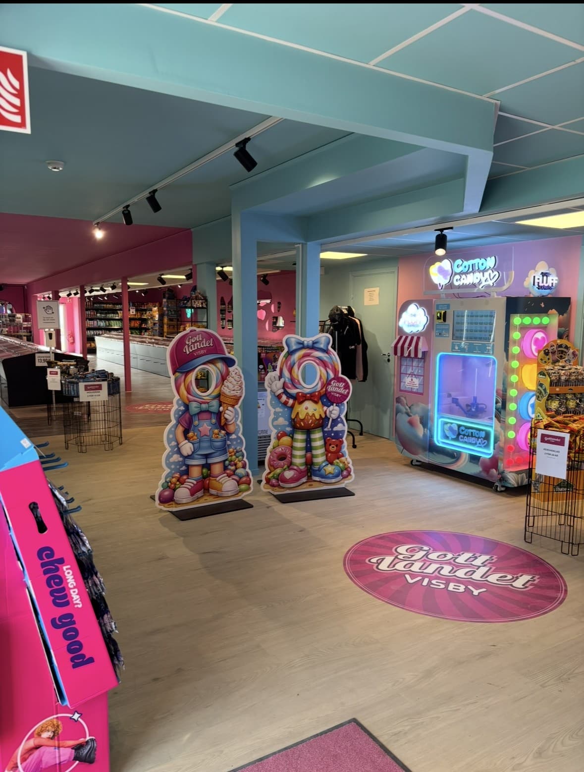 Färgglatt butiksrum med godismaskotar och sockervaddsmaskin