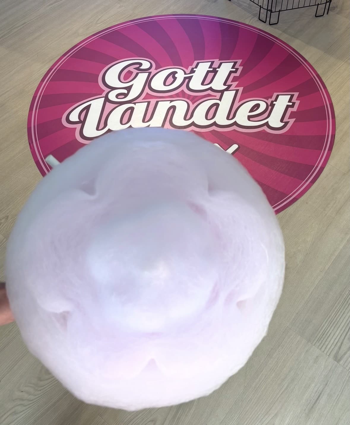 Nyspunnen rosa sockervadd ovanför Gottlandets golvdekal